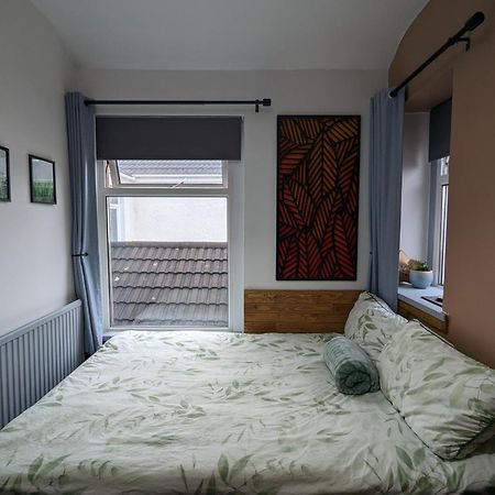 R3 - Cozy Small Double - City & Beach Access, Wifi, Free Parking - Self Catering Суонзи Екстериор снимка