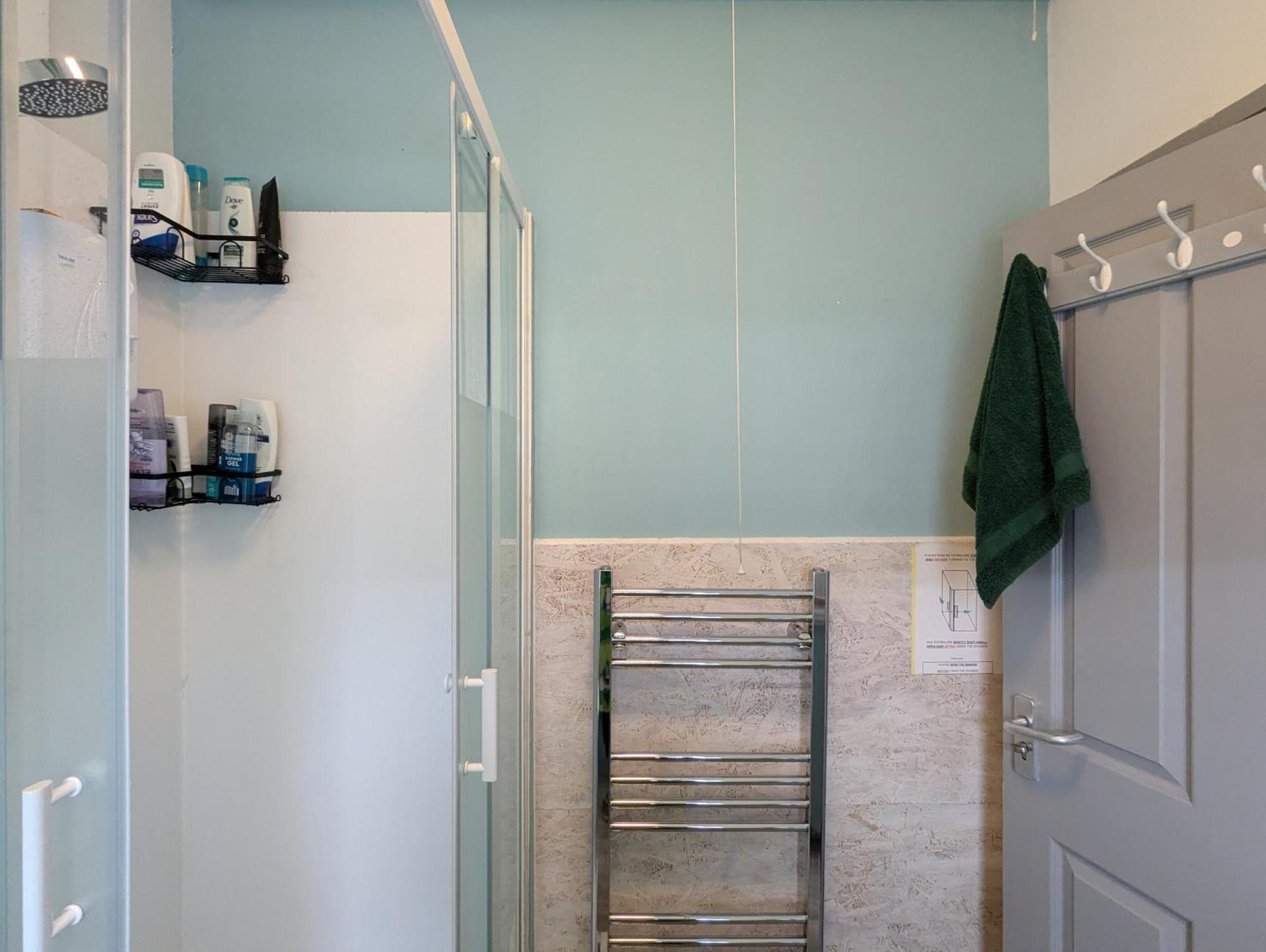 R3 - Cozy Small Double - City & Beach Access, Wifi, Free Parking - Self Catering Суонзи Екстериор снимка