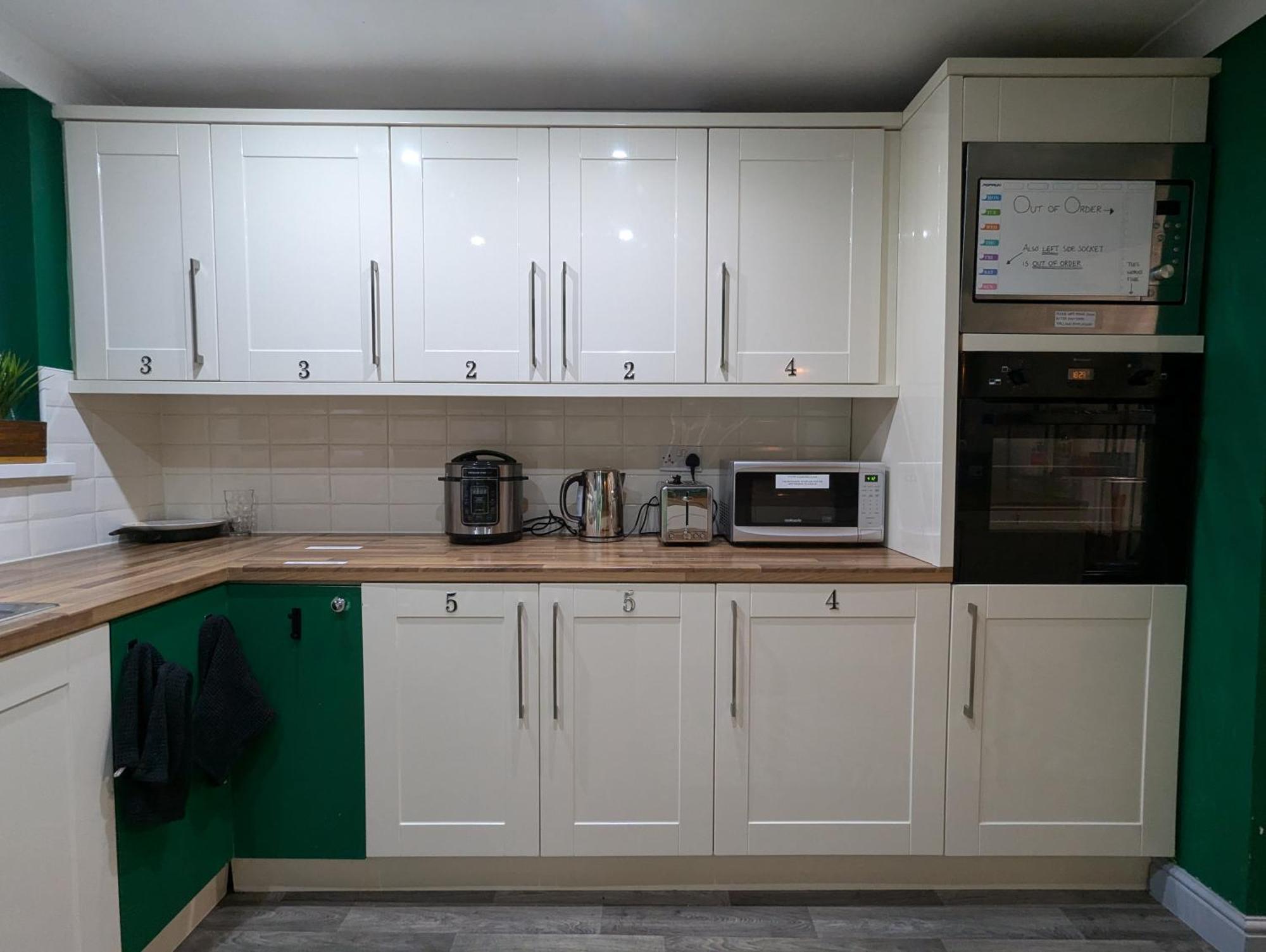 R3 - Cozy Small Double - City & Beach Access, Wifi, Free Parking - Self Catering Суонзи Екстериор снимка