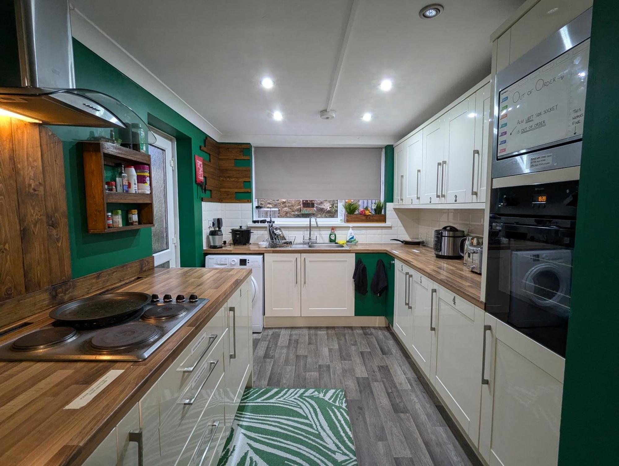 R3 - Cozy Small Double - City & Beach Access, Wifi, Free Parking - Self Catering Суонзи Екстериор снимка