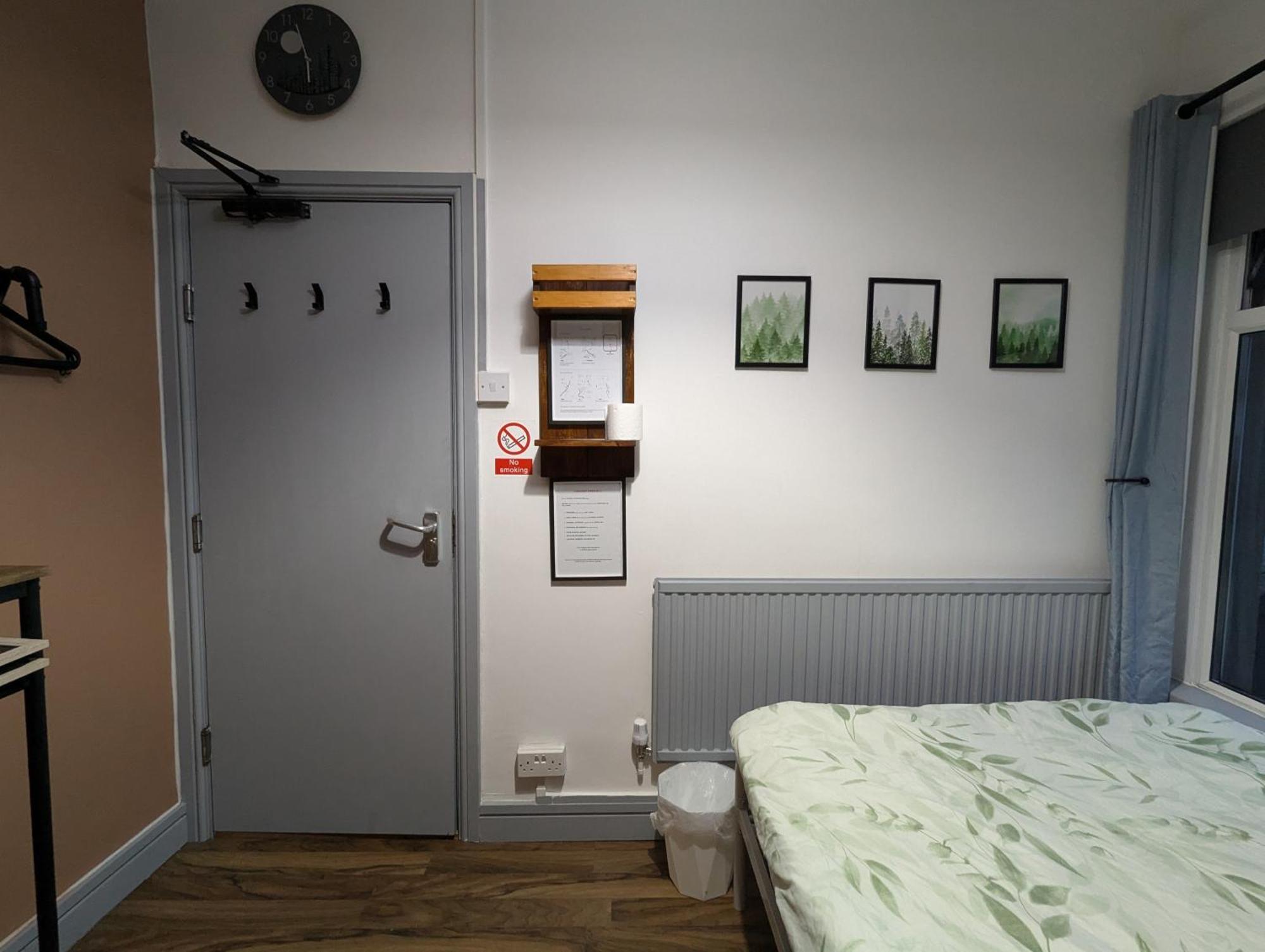 R3 - Cozy Small Double - City & Beach Access, Wifi, Free Parking - Self Catering Суонзи Екстериор снимка