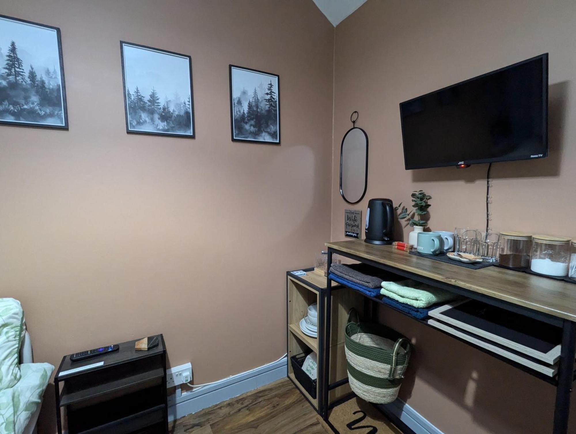 R3 - Cozy Small Double - City & Beach Access, Wifi, Free Parking - Self Catering Суонзи Екстериор снимка
