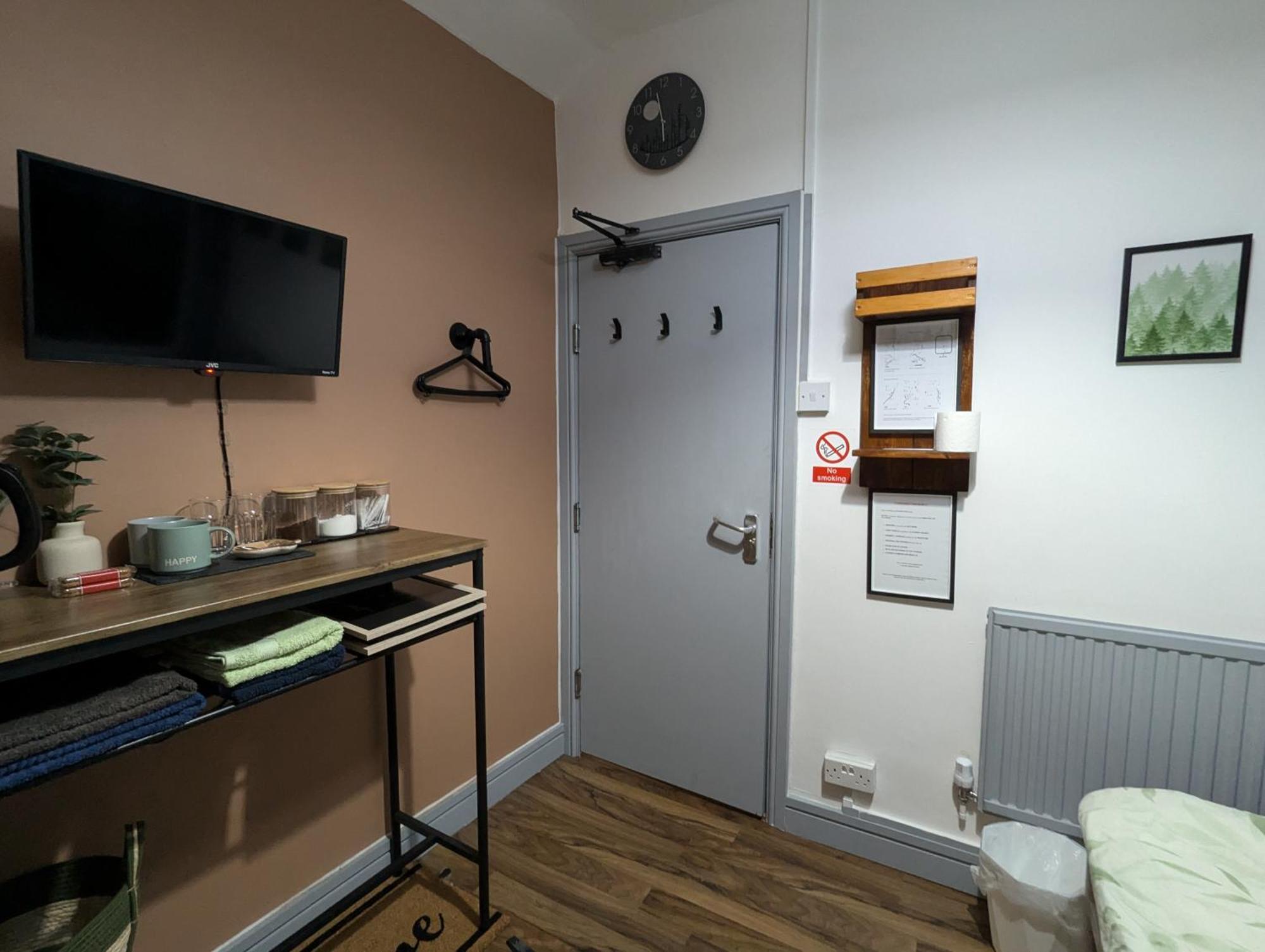 R3 - Cozy Small Double - City & Beach Access, Wifi, Free Parking - Self Catering Суонзи Екстериор снимка