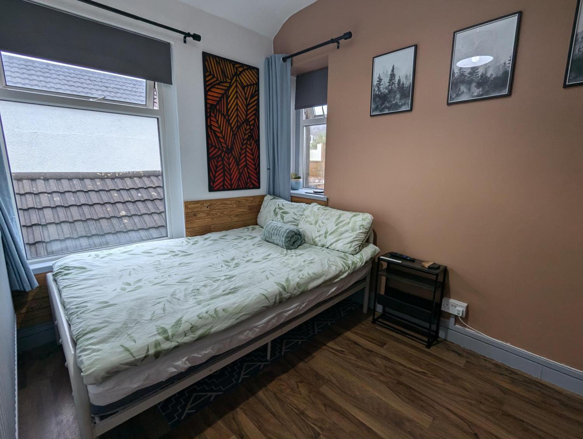 R3 - Cozy Small Double - City & Beach Access, Wifi, Free Parking - Self Catering Суонзи Екстериор снимка