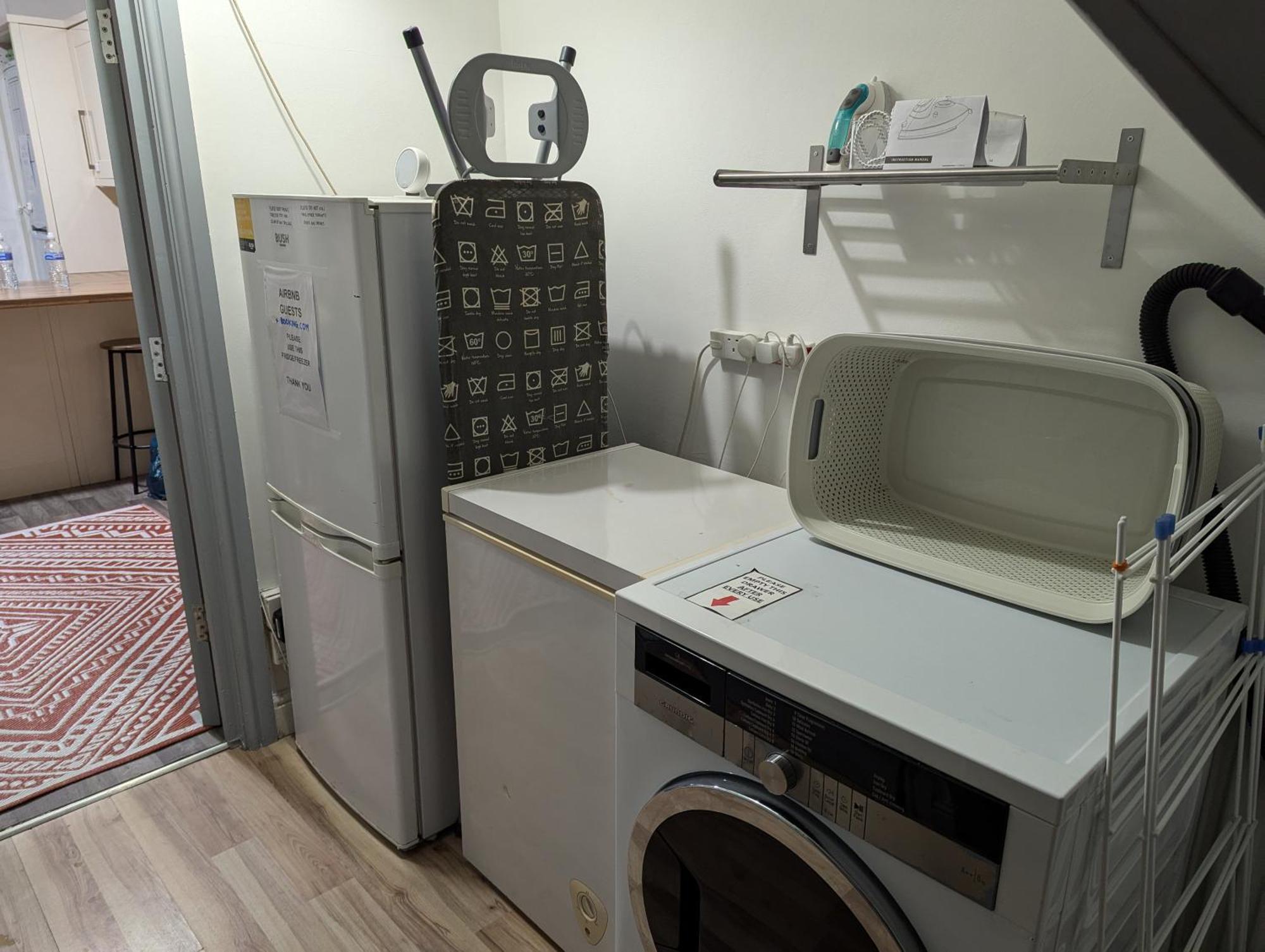 R3 - Cozy Small Double - City & Beach Access, Wifi, Free Parking - Self Catering Суонзи Екстериор снимка