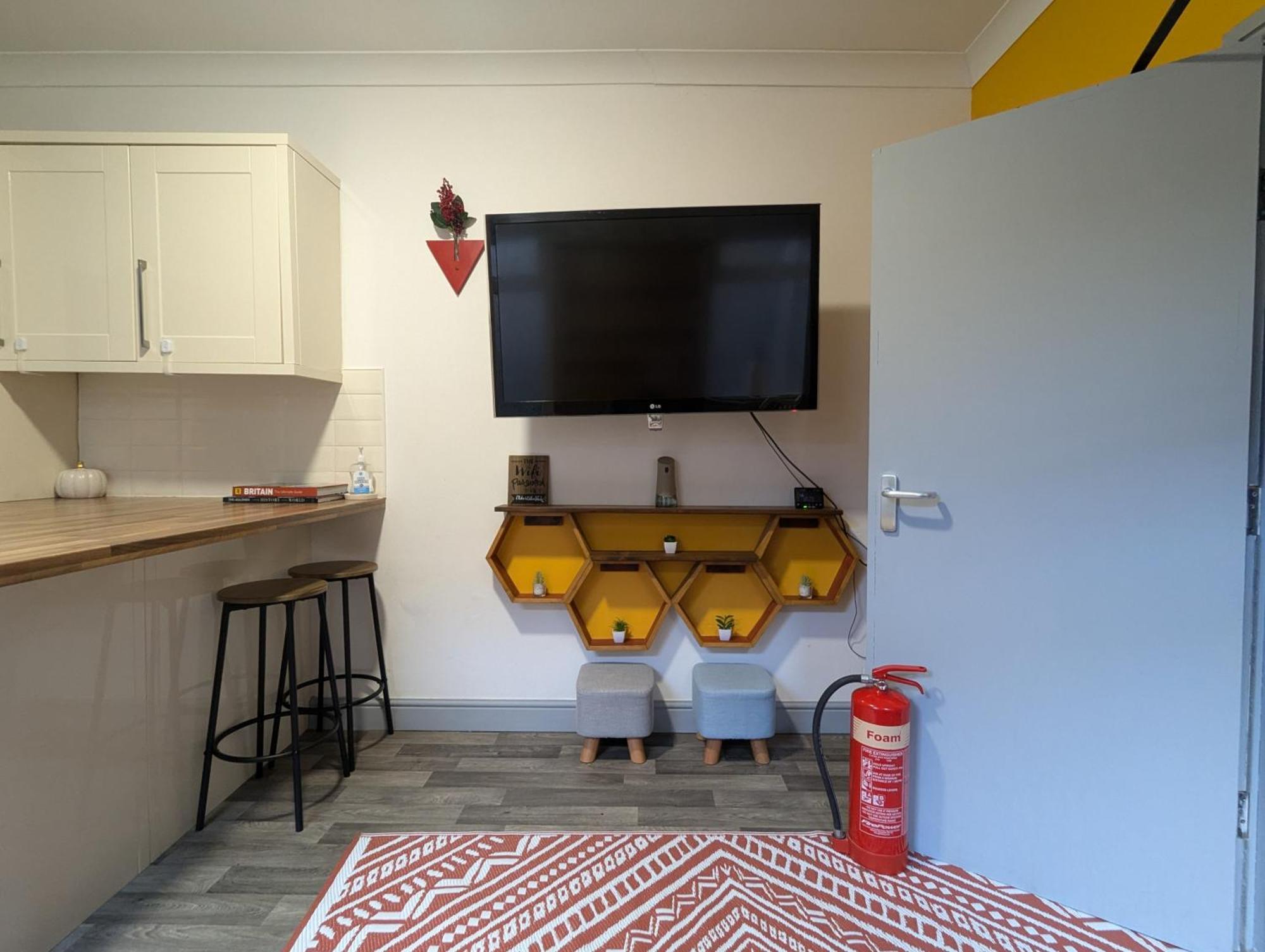 R3 - Cozy Small Double - City & Beach Access, Wifi, Free Parking - Self Catering Суонзи Екстериор снимка