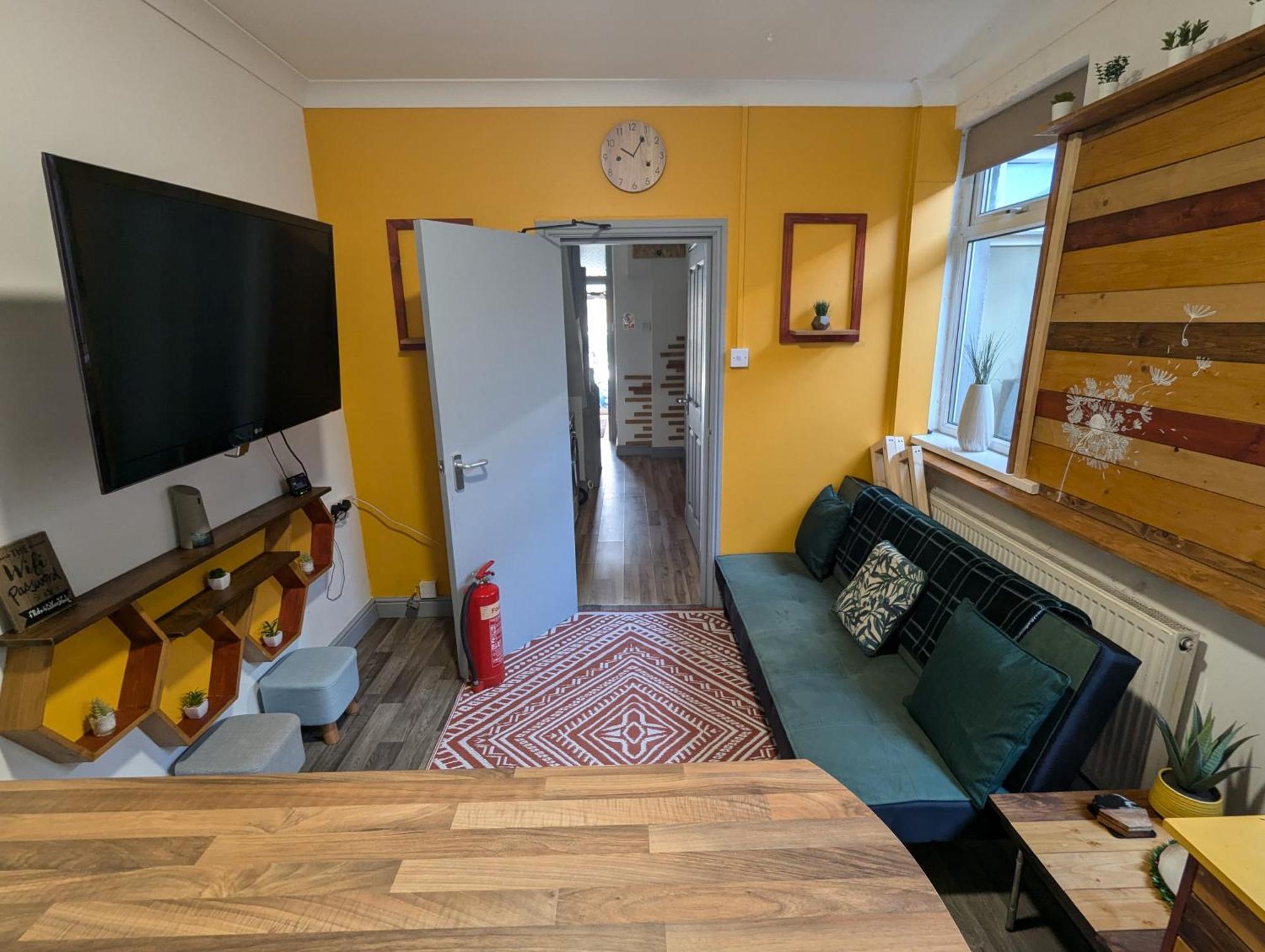R3 - Cozy Small Double - City & Beach Access, Wifi, Free Parking - Self Catering Суонзи Екстериор снимка